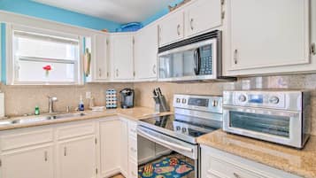 Refrigerador, microondas, placa de cocina, lavavajillas