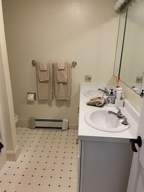 Ensemble douche/baignoire, baignoire à jets, sèche-cheveux