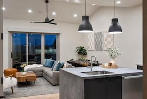 TV, caminetto, studio