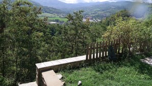 A view of a mountainous landscape with a wooden fence and a concrete bench. - 2 Bed Flat - Pets - Pool - Garden - Parking (Borgo Val di Taro)