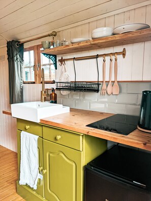 Ferienhütte | Eigene Küche | Kühlschrank, Herdplatte, Wasserkocher