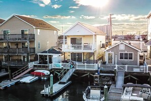 Exterior - Cheerful 1 Bedroom House with Hot Tub and Dock (Atlantic City)