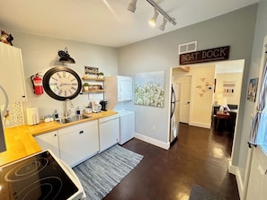 Fridge, microwave, oven, stovetop - Cozy Corner Cottage .5 mi from HersheyPark (Hershey)