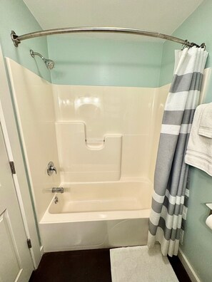Combined shower/tub, towels, toilet paper