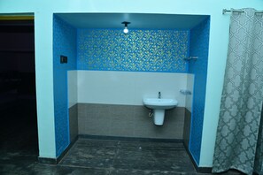 Shower - Spacious Bungalow - 5 Bedroom in Kanyakumari (Kanyakumari)