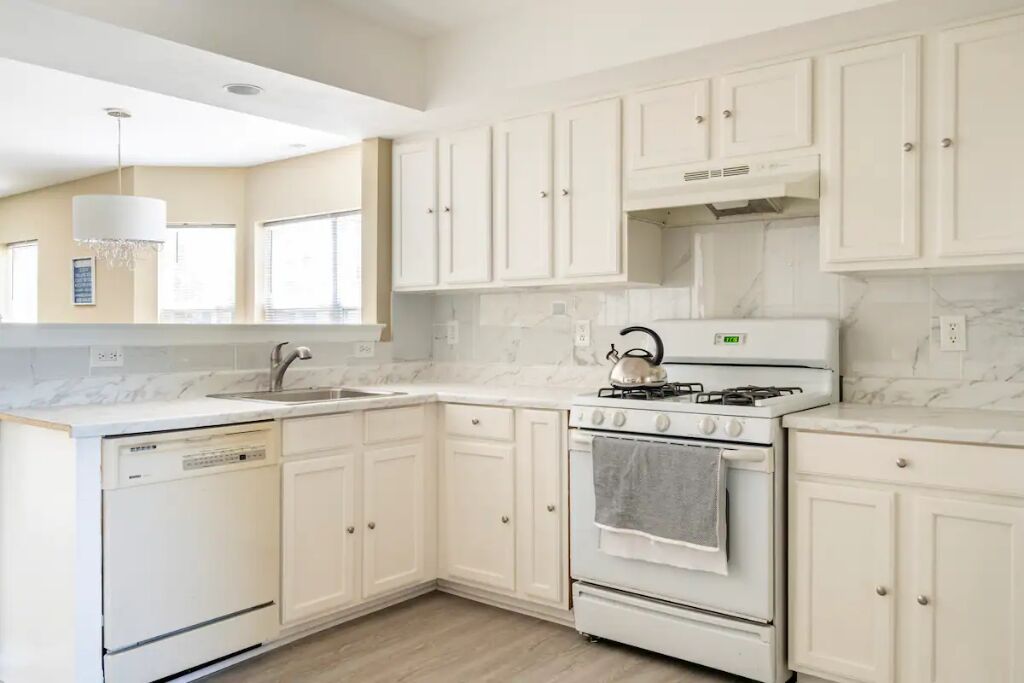 Jääkaappi, mikroaaltouuni, uuni, liesi