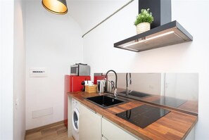 Fridge, microwave, stovetop, coffee/tea maker - Apartment in Via di Ripetta, near Spanish Steps and Piazza del Popolo (Rome)