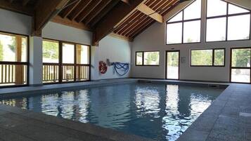 Piscina coberta i piscina a l'aire lliure