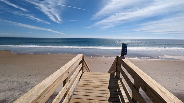 Plage à proximité, chaise longue, serviettes de plage