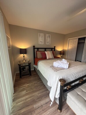 2 chambres, fer et planche à repasser, lit de bébé portatif