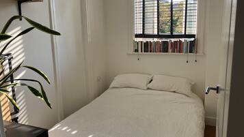 2 bedrooms, desk, iron/ironing board, WiFi