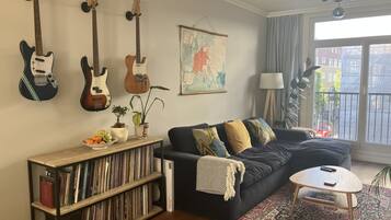 Een smart-tv, boeken, een stereo en een computerscherm