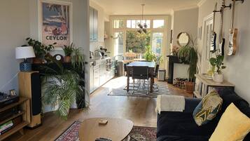 Een smart-tv, boeken, een stereo en een computerscherm