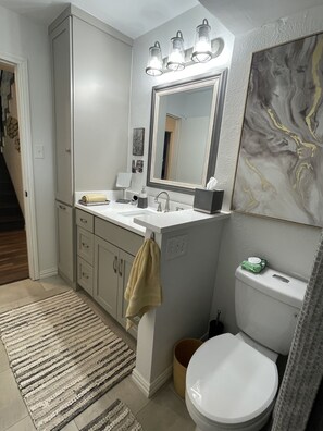 Combined shower/bathtub, hair dryer, towels, soap - Entire Home w Lake & Dallas Skyline  Views. Boat rentals. 30 min to Dallas  (Rockwall)