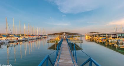 Entire Home w Lake & Dallas Skyline Views. Boat rentals. 30 min to Dallas