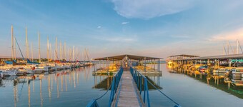 Entire Home w Lake & Dallas Skyline Views. Boat rentals. 30 min to Dallas