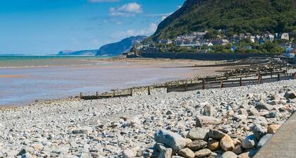 Claremont - a sea view that sleeps 8 guests in 4 bedrooms