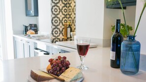 Fridge, microwave, oven, dishwasher - Claremont - a sea view that sleeps 8 guests in 4 bedrooms (Llanfairfechan)
