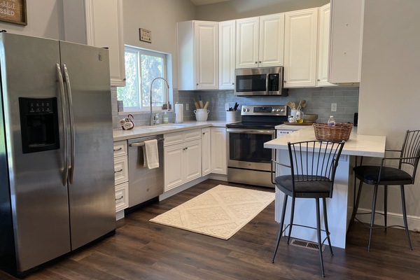 Kylskåp, mikrovågsugn, ugn och spishäll