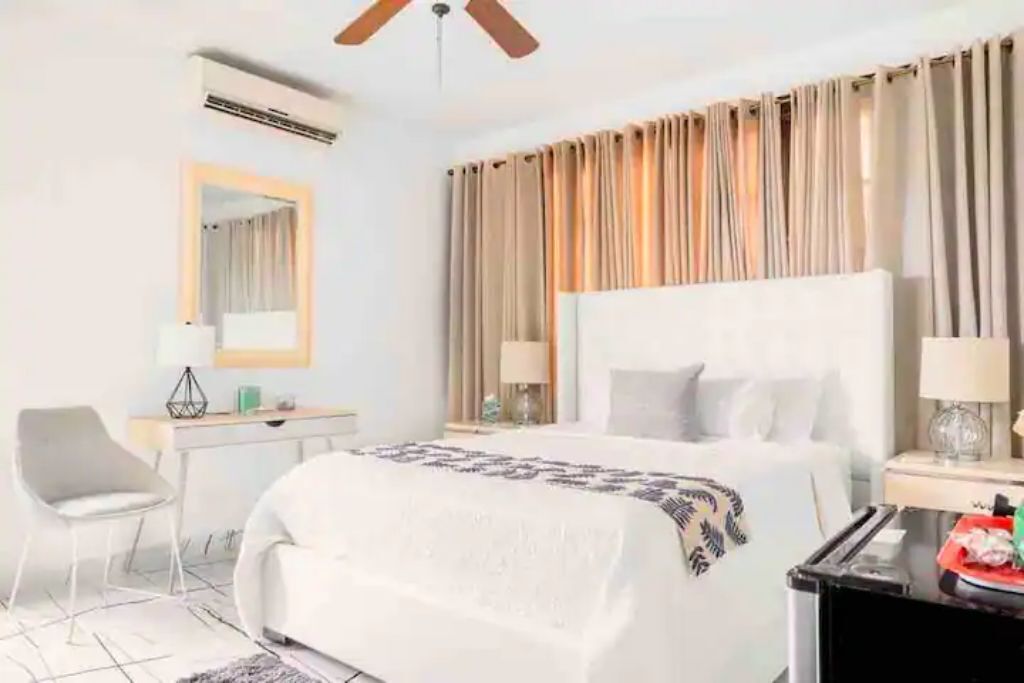 7 habitaciones, tabla de planchar con plancha y cuna de viaje 