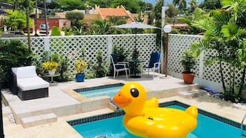 Alberca al aire libre y alberca climatizada