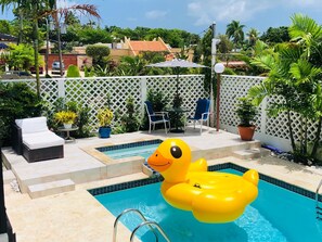 Alberca al aire libre y alberca climatizada