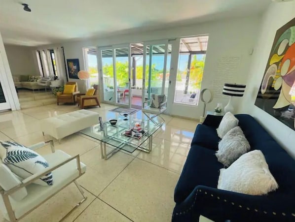 Smart TV, table tennis