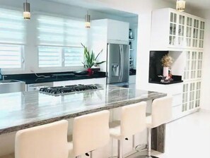 Refrigerador, microondas, horno y parrilla de estufa