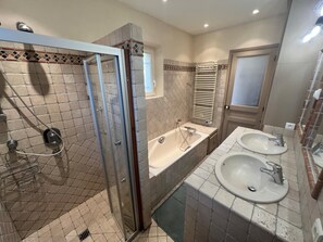 Combined shower/tub, hair dryer, bidet, towels