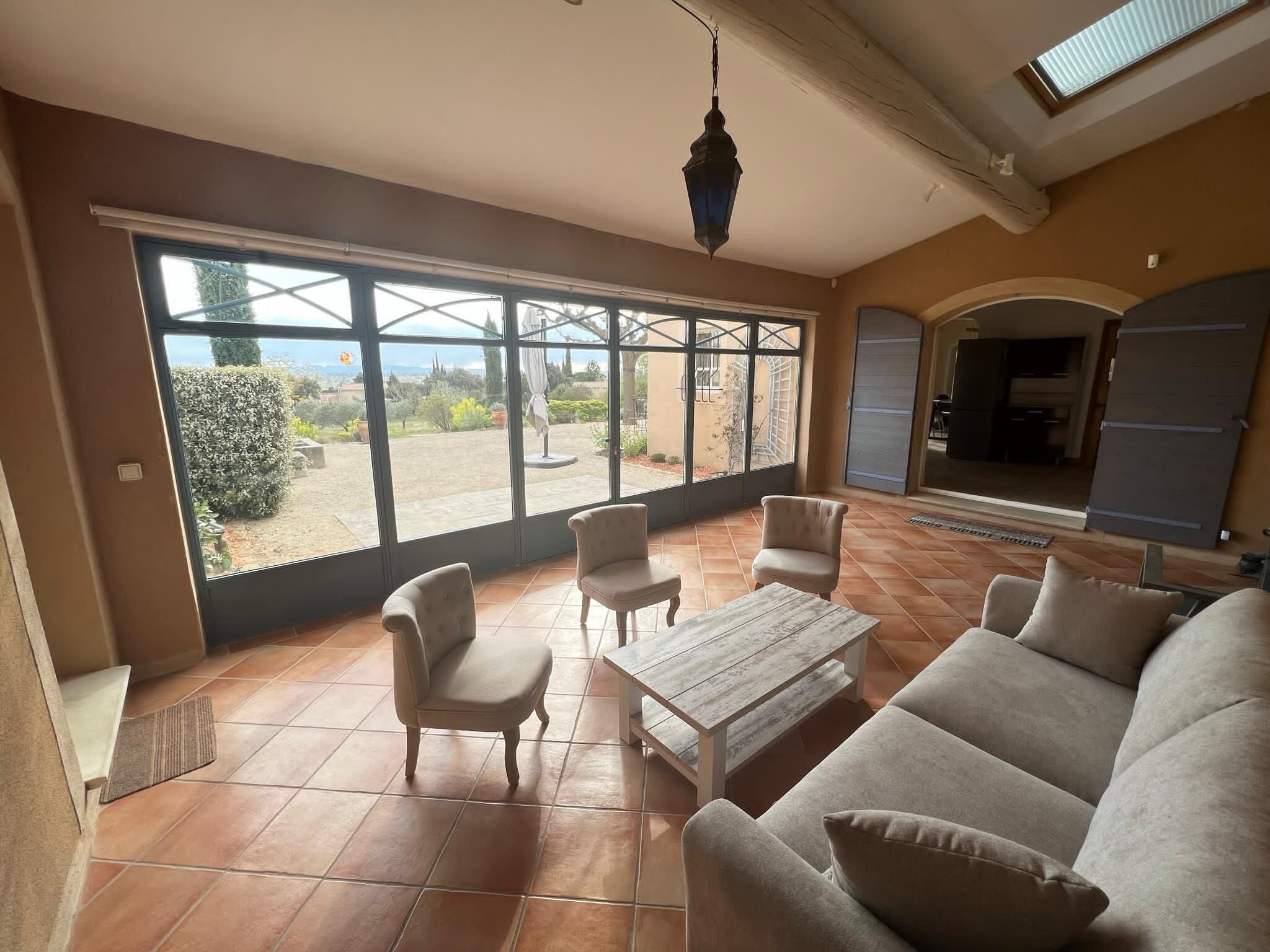 Télévision, cheminée, table de tennis de table, livres