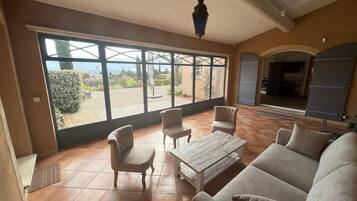 Télévision, cheminée, table de tennis de table, livres