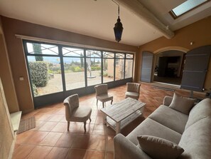 TV, fireplace, table tennis, books - Large villa with panoramic view (L'isle sur la Sorgue)