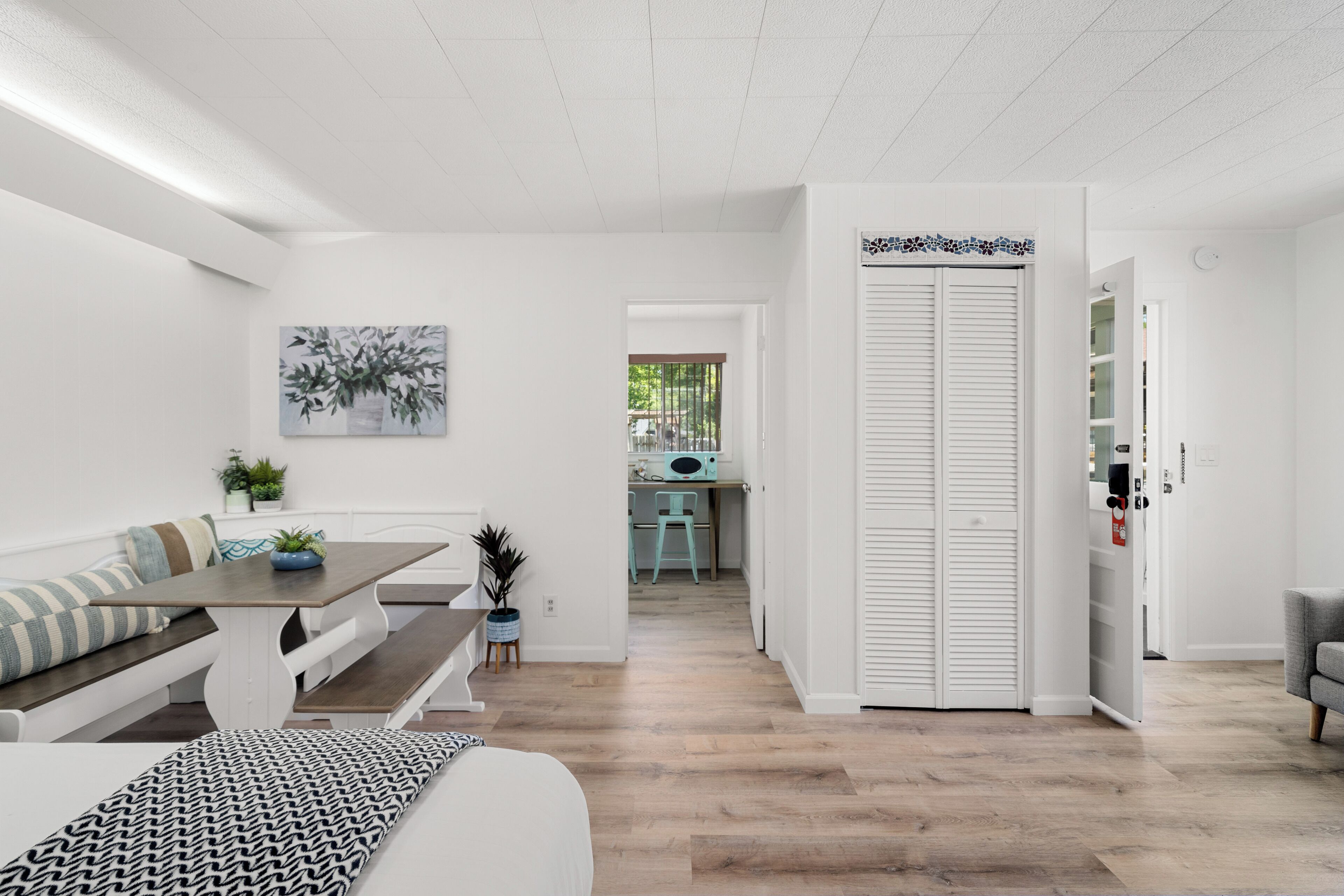 Premium-Ferienhütte, 1 King-Bett | Wohnbereich | 43-Zoll-Smart-TV mit Kabelempfang, Fernseher