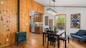 Perhesviitti, useita sänkyjä | Oleskelualue | 43–tuumainen äly-TV, jossa kaapelikanavat