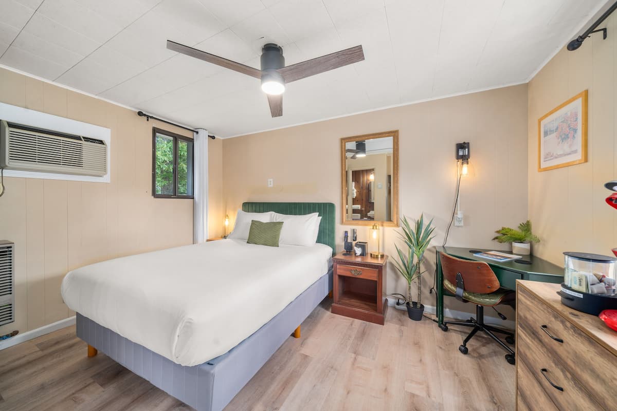 Deluxe Room, 1 Queen Bed | Premium bedding, memory foam beds, minibar, desk