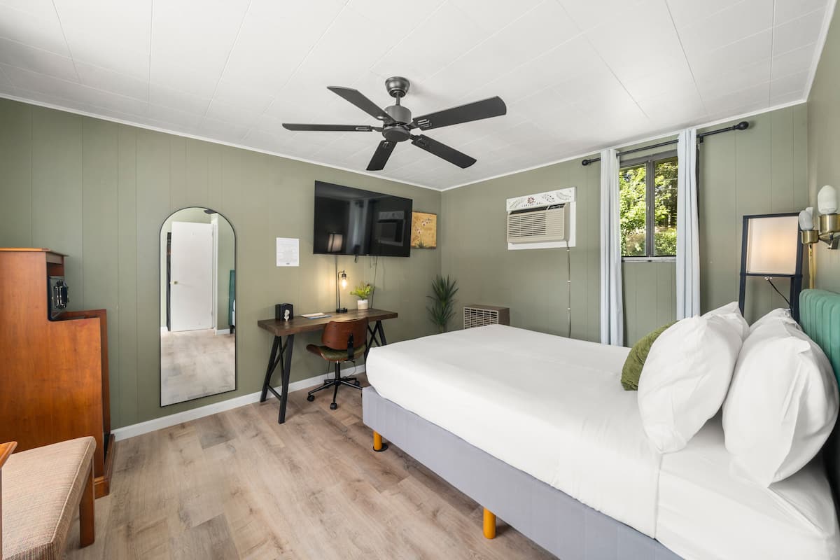 Deluxe Room, 1 Queen Bed | Premium bedding, memory foam beds, minibar, desk
