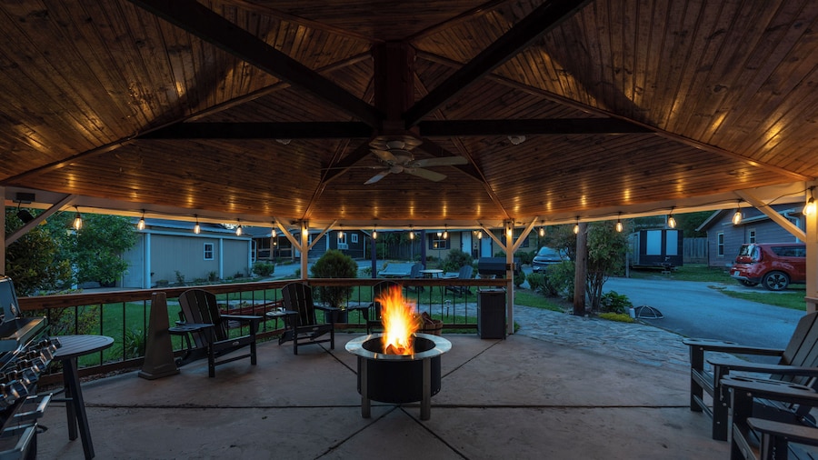 CedarWood Inn
