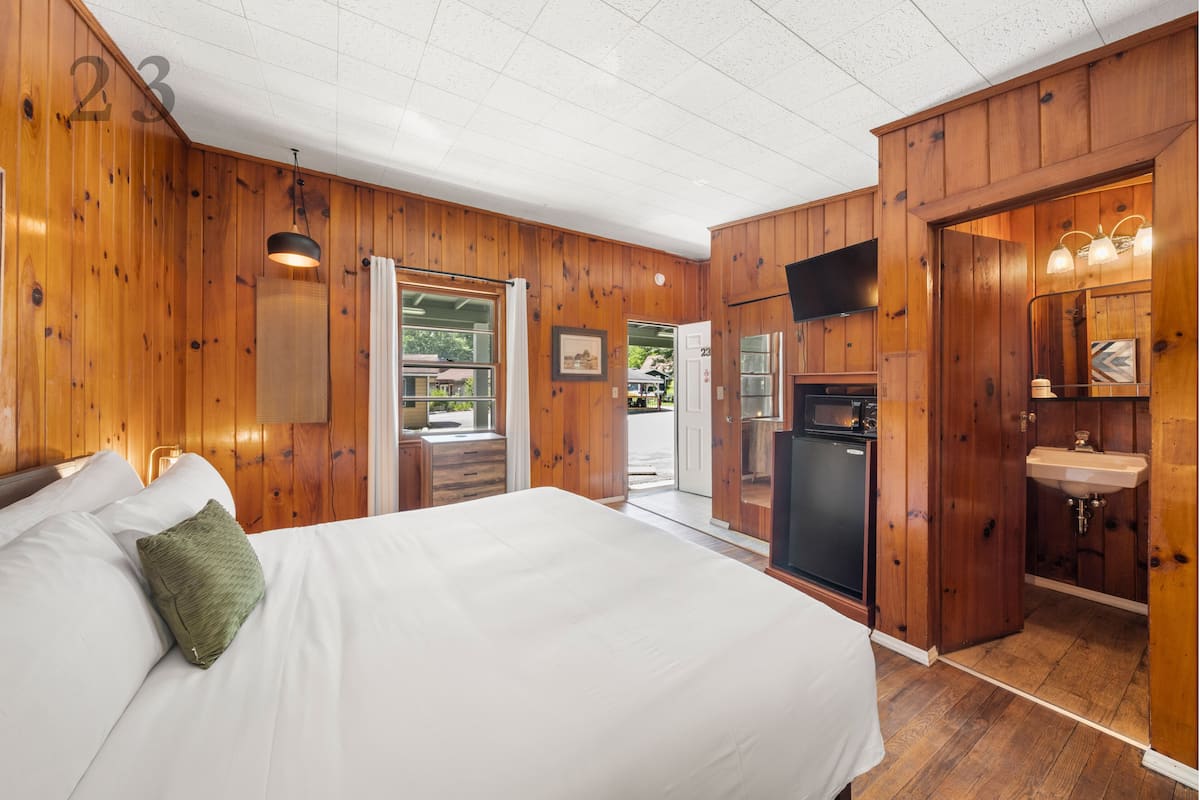 Comfort Room, 1 King Bed | Premium bedding, memory foam beds, minibar, desk