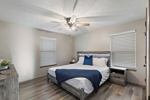 4 Schlafzimmer, Allergikerbettwaren, Schreibtisch, Bügeleisen/Bügelbrett