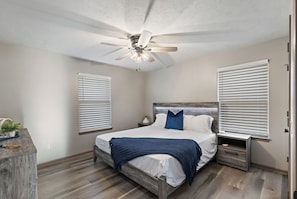 4 Schlafzimmer, Allergikerbettwaren, Schreibtisch, Bügeleisen/Bügelbrett