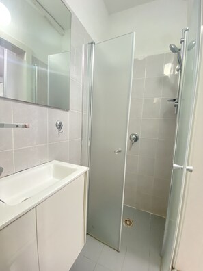 Badewanne, Haartrockner, Seife, Toilettenpapier