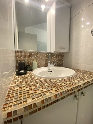 Badekar, hårføner, såpe og toalettpapir