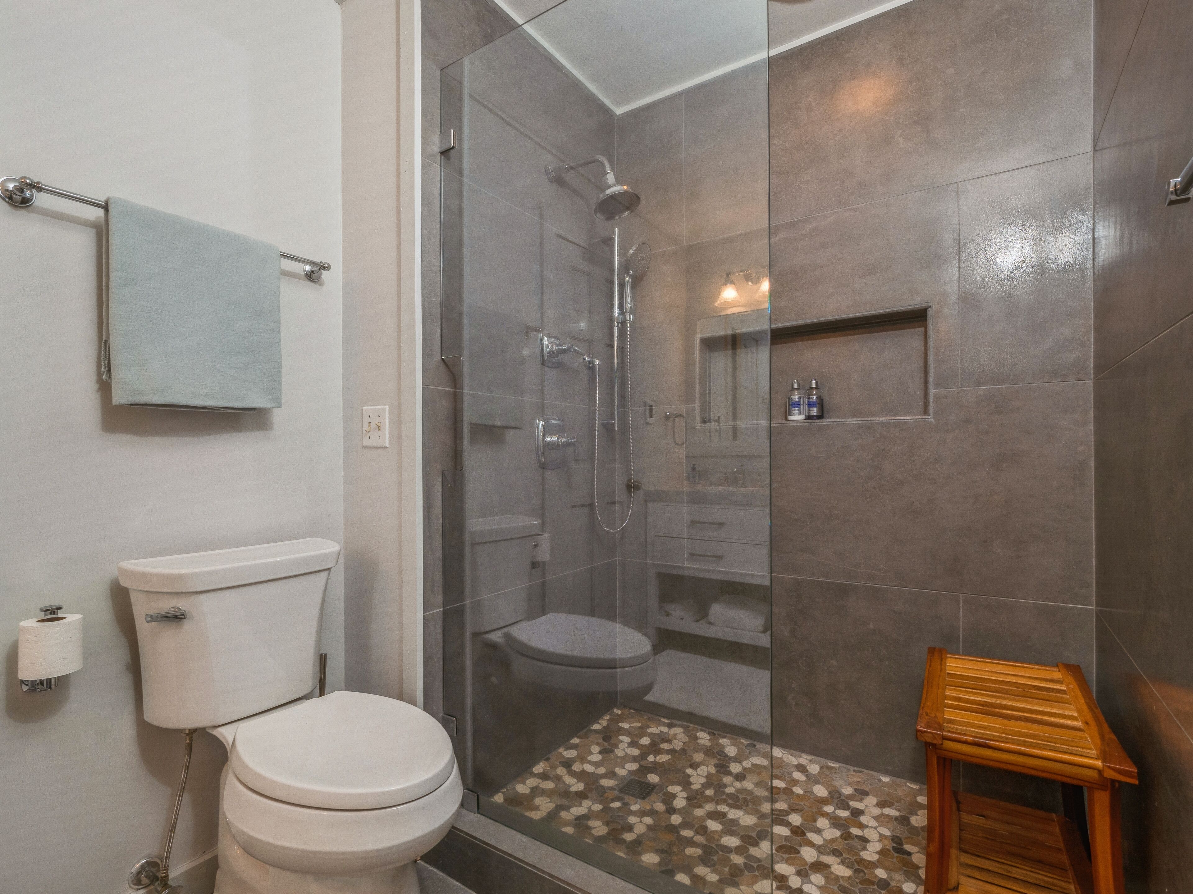 Baignoire, serviettes fournies, savon, shampoing