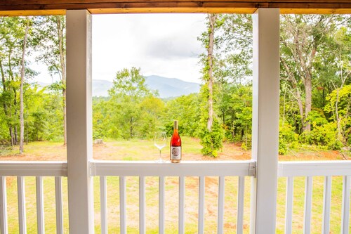 JULY DISCOUNT! Romantic 2 BR 2 story w/mountain views and stunning outdoor space