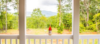 JULY DISCOUNT! Romantic 2 BR 2 story w/mountain views and stunning outdoor space