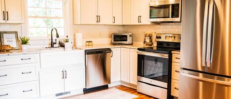 Réfrigérateur, four à micro-ondes, un four, surface de cuisson