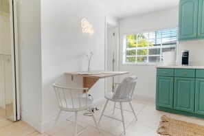 Dining - Beautiful Private Costal Cottage -10 minutes from prestigious beaches & downtown (West Palm Beach)