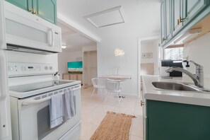 Private kitchen - Beautiful Private Costal Cottage -10 minutes from prestigious beaches & downtown (West Palm Beach)