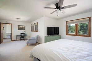 6 bedrooms, desk, iron/ironing board, WiFi