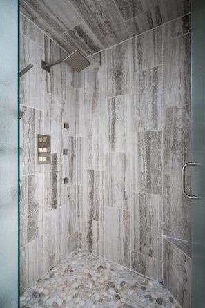 Combined shower/bathtub, hair dryer, towels - Work Stay Play Holiday Home in Holland near Lake Michigan (Holland)